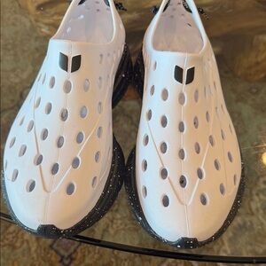 Kane Revive Active Recovery Shoes in the "White/Black Speckle" colorway